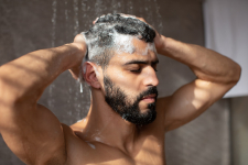 Faut-il se laver les cheveux après une greffe capillaire ?