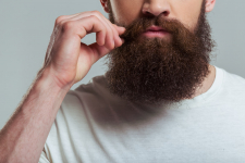 Greffe de barbe et restauration du cuir chevelu avec des poils de barbe à Avignon