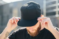 Porter une casquette fait vraiment tomber les cheveux ? Mythe ou réalité ?