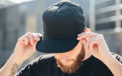 Porter une casquette fait vraiment tomber les cheveux ? Mythe ou réalité ?