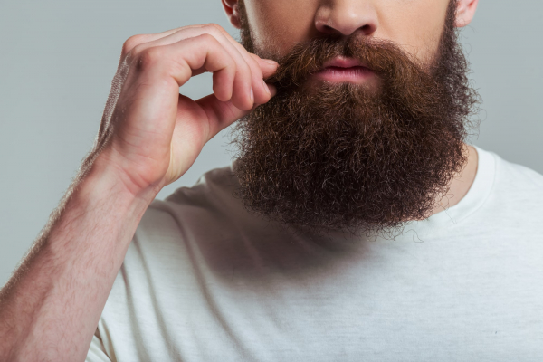 Greffe de barbe et restauration du cuir chevelu avec des poils de barbe